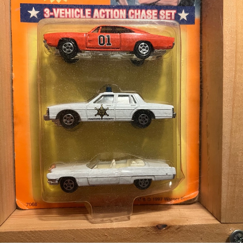 THE DUKES OF HAZZARD GENERAL LEE 1:64 SCALE 3 CAR CHASE SET BY ERTL NIB TM 1997 - Picture 2 of 15